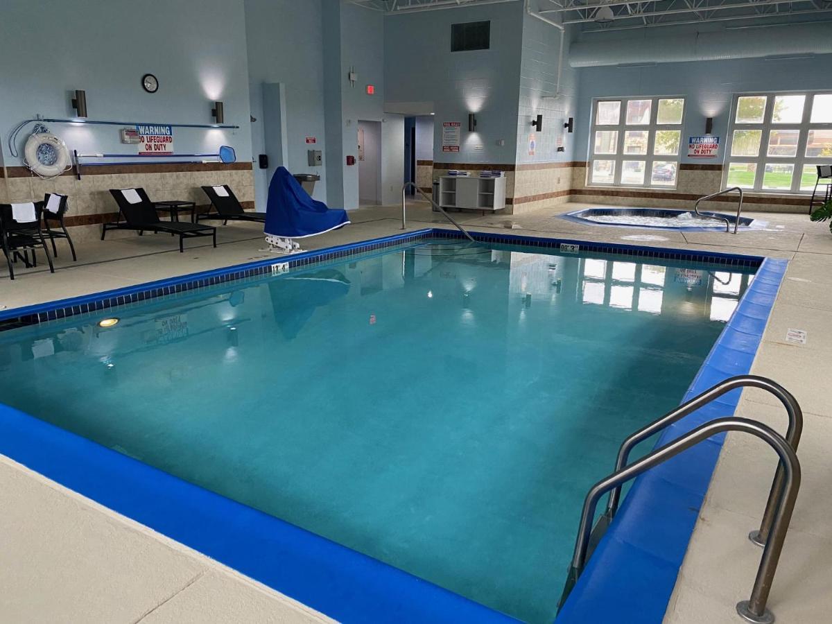 Holiday Inn Express Wixom By Ihg Exteriör bild